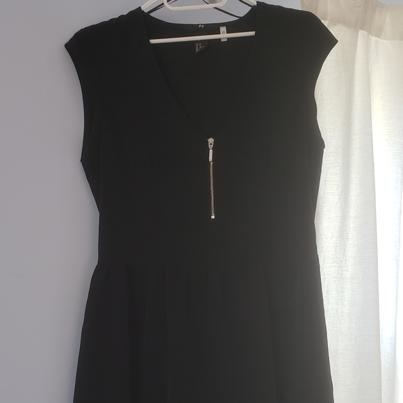 Dresses - Picture 4 of 4